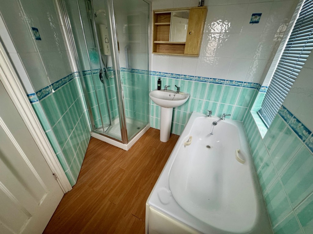 Lot: 126 - THREE-BEDROOM SEMI IN POPULAR LOCATION - Bathroom